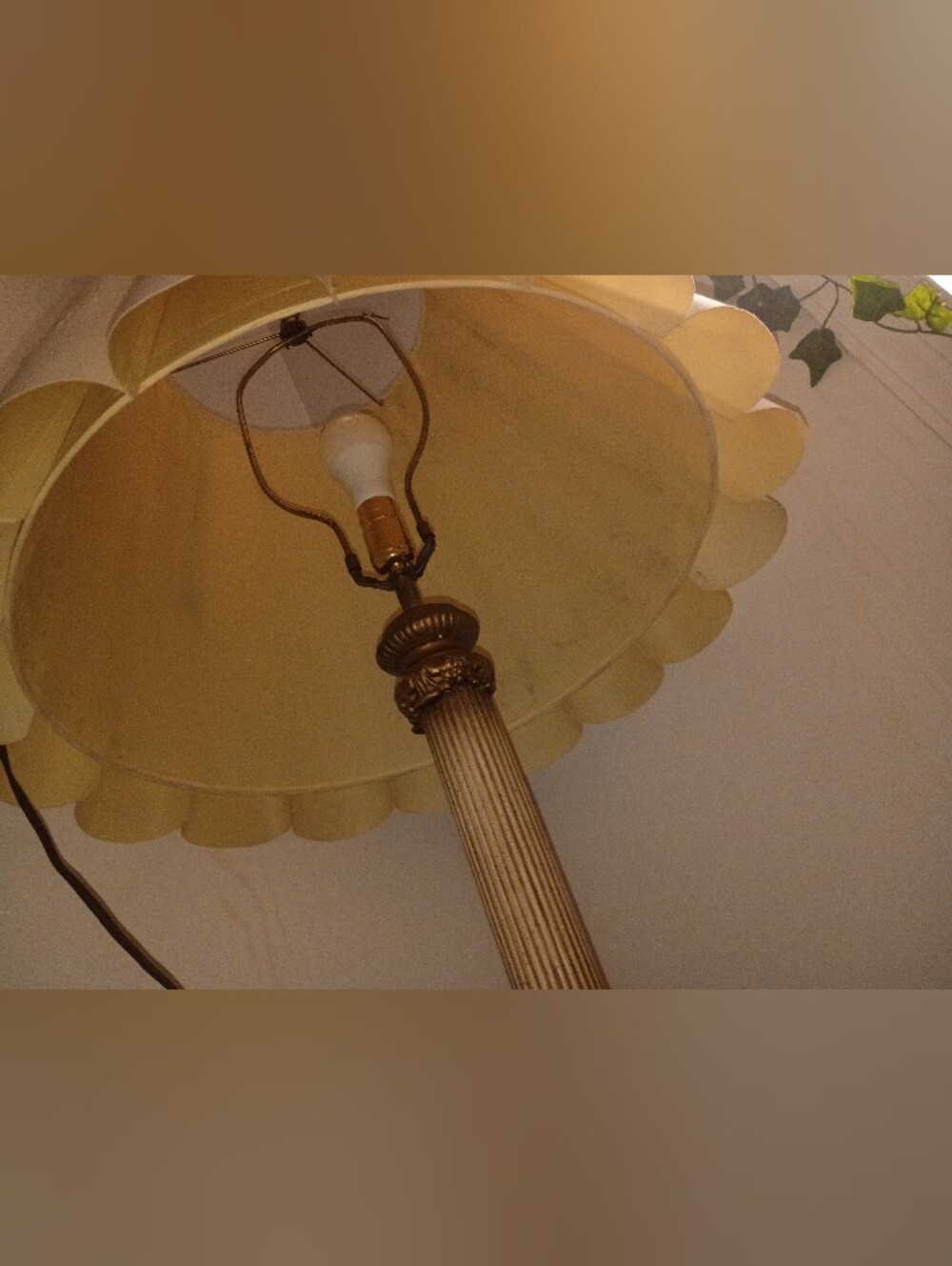 Vintage-Inspired Cream Table Lamp with Decorative Column